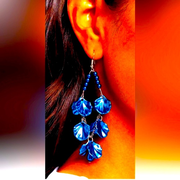💙🐚💙 BEACH NIGHTS❗️“COASTAL CENTURY” BLUE PEARL SHELL EARRINGS❗️💙🐚💙 - Picture 4 of 4